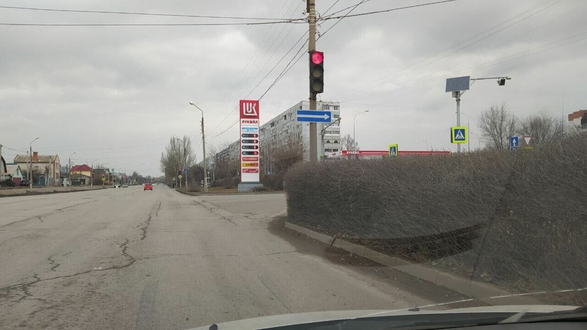     В городе-спутнике Волгограда случилось дорожное ЧП, не связанное однако с дорожно-транспортным происшествием. По предварительным данным, светофор рухнул из-за порывистого ветра.