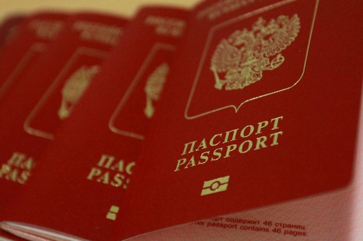    Выдачу загранпаспортов нового образца возобновили в Петербурге