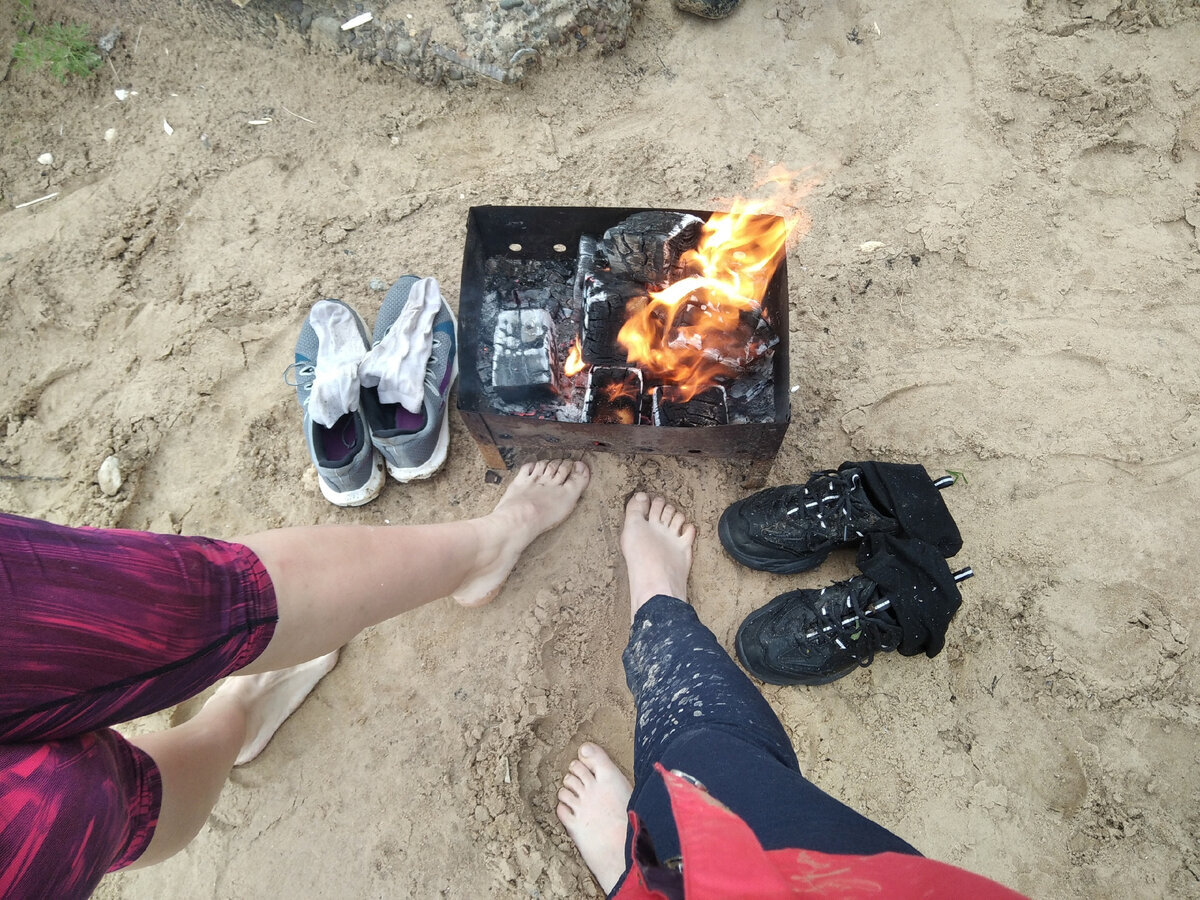 Ко всему прочему песок был холодный и сказать, что мы без того были замерзшие - это ничего не сказать:)