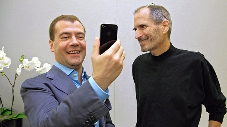 Дмитрий Медведев с главой компании Apple Стивом Джобсом. Фото из открытых источников "Яндекс.Картинки".
