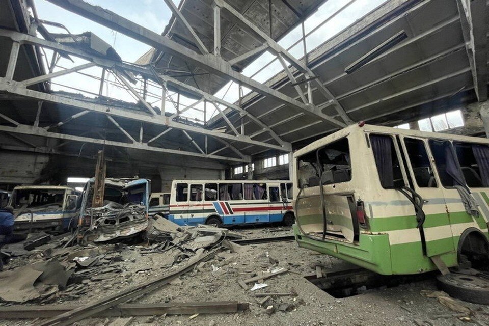     Последствия обстрела АТП в Волновахе. Фото: ТГ/ЧП Донецк