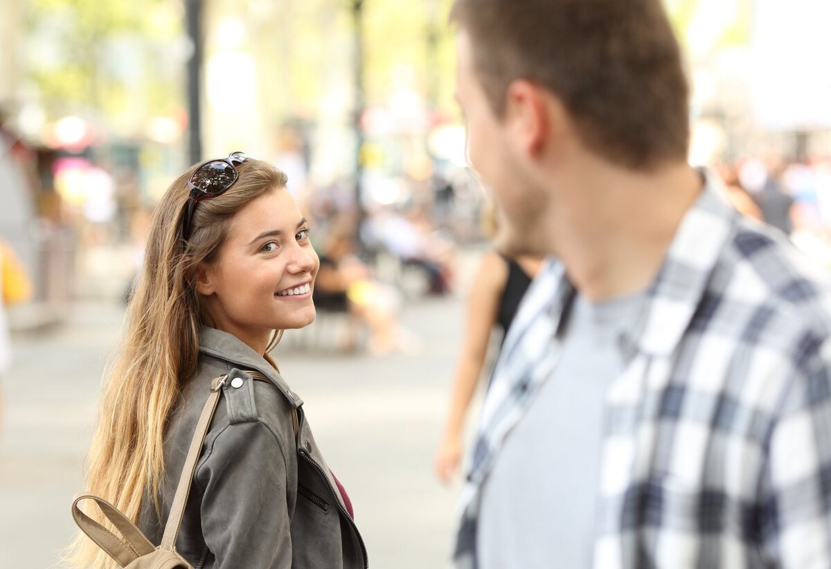 Девушка вашей мечты смотрит на вас. Вы устанавливаете зрительный контакт. Это ваш большой шанс!