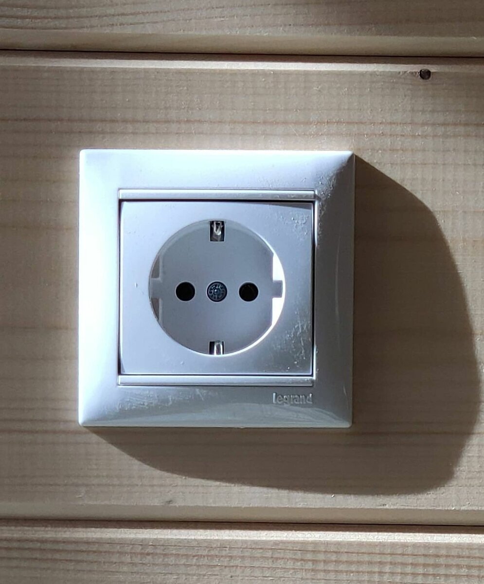 Серия Легранд Валена. По сути народная электрика и одна из лучших по цене-качеству. Рекомендую.