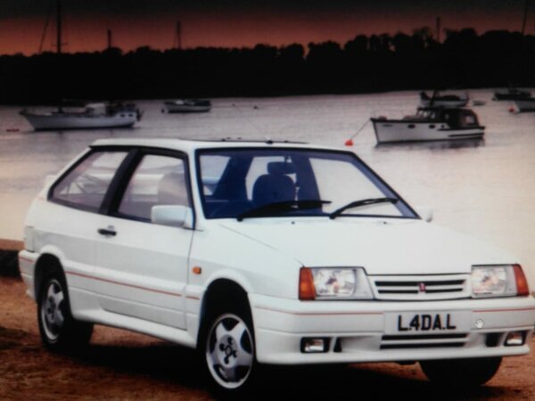 Советский автомобиль ВАЗ-2108 
