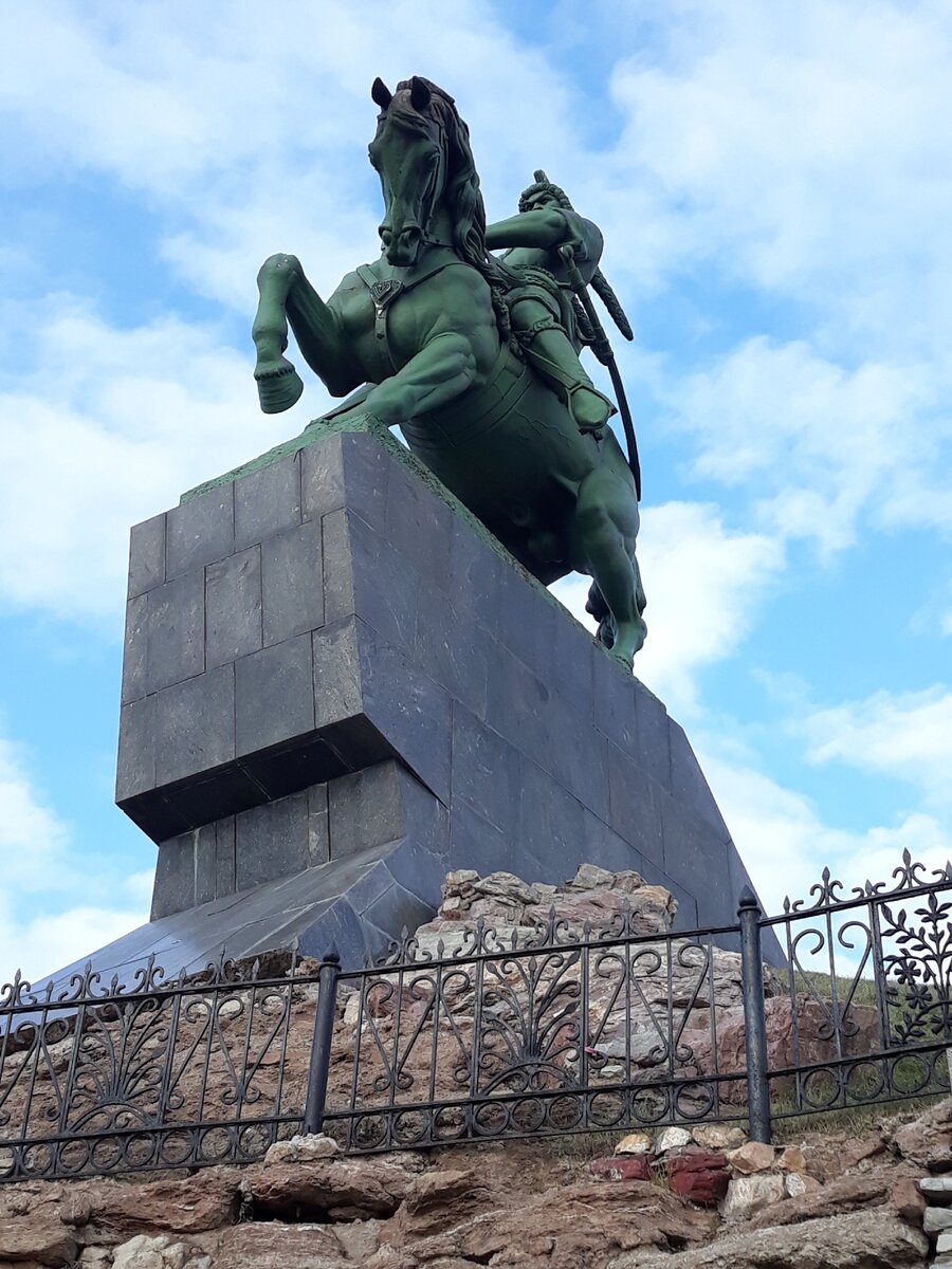 Статуя салавата юлаева. Памятник Салавата Юлаева. Памятник Салавату Юлаеву. Салават Юлаев монумент Уфа. Памятник Салавата Юлаева в Уфе.