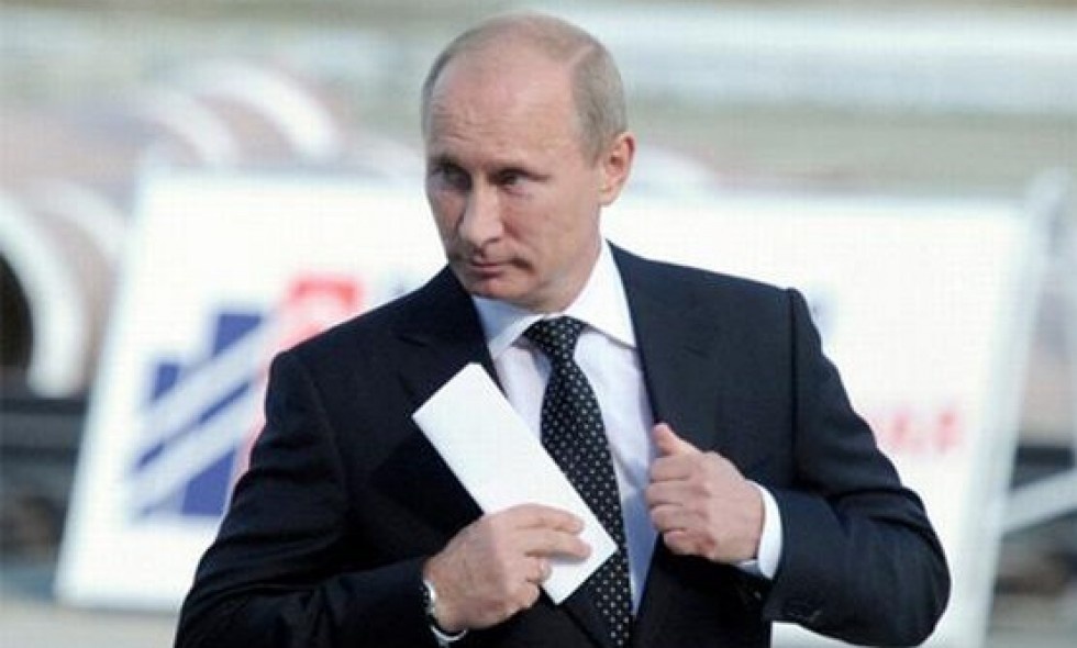 Сам Владимир Путин поясняет, что живет только на зарплату. 