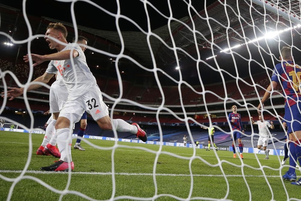  "Унижение", "катастрофа", "тотальный разгром", "Барсу поставили на колени", - так мировые СМИ по горячим следам отреагировали в своих онлайн-трансляциях и послематчевых комментариях на унизительное поражение "Барселоны" от "Баварии" со счетом 2:8, в матче, который прошел в пятницу вечером на "Эстадио да Луш" в Лиссабоне. "Беспрецедентное унижение, которое на 99% будет стоить места тренеру "Барселоны" Кике Сетиену", - констатирует итальянское спортивное издание Ansa.Фото: (AP Photo / Manu Fernandez / Pool)