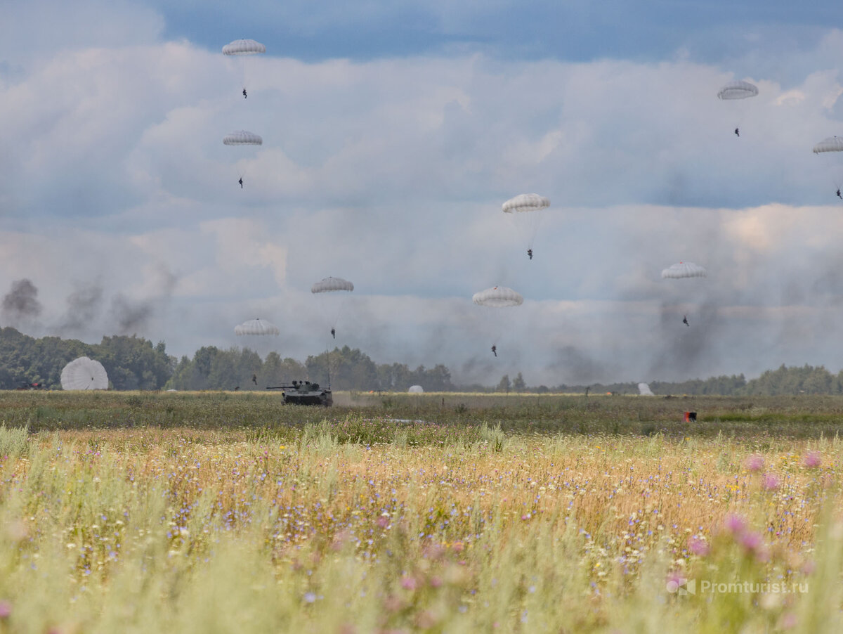 Посмотрел, как из военных самолётов десантировали 800! человек ???