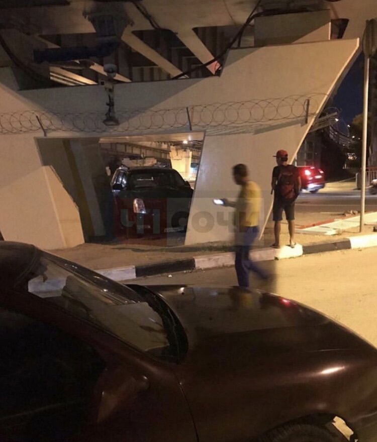 По предварительным данным, водитель внедорожника не выбрал безопасную скорость движения, допустил съезд с дороги с последующим столкновением с опорой путепровода.