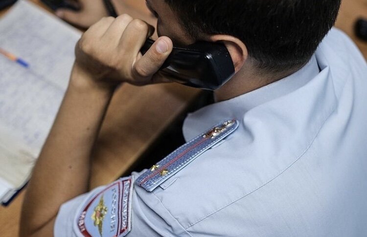 В Сочи сотрудники полиции раскрыли грабеж.

Как сообщили в пресс-службе УВД Сочи, в полицию обратилась 61-летняя местная жительница. Она рассказала, что незнакомый молодой человек подбежал к ней на улице, сорвал золотую цепочку и скрылся. Сумма ущерба составила 7 тыс. рублей.

Правоохранители задержали подозреваемого в грабеже. Им оказался неоднократно судимый 24-летний приезжий из Республики Кабардино-Балкария.

В ходе дальнейших разбирательств стражи порядка установили, что похищенную цепочку молодой человек успел сдать в ломбард, а вырученные деньги потратил.

В отношении подозреваемого возбуждено уголовное дело о грабеже. Мужчина арестован, ему грозит до четырех лет лишения свободы.
Источник: Кубанские новости.