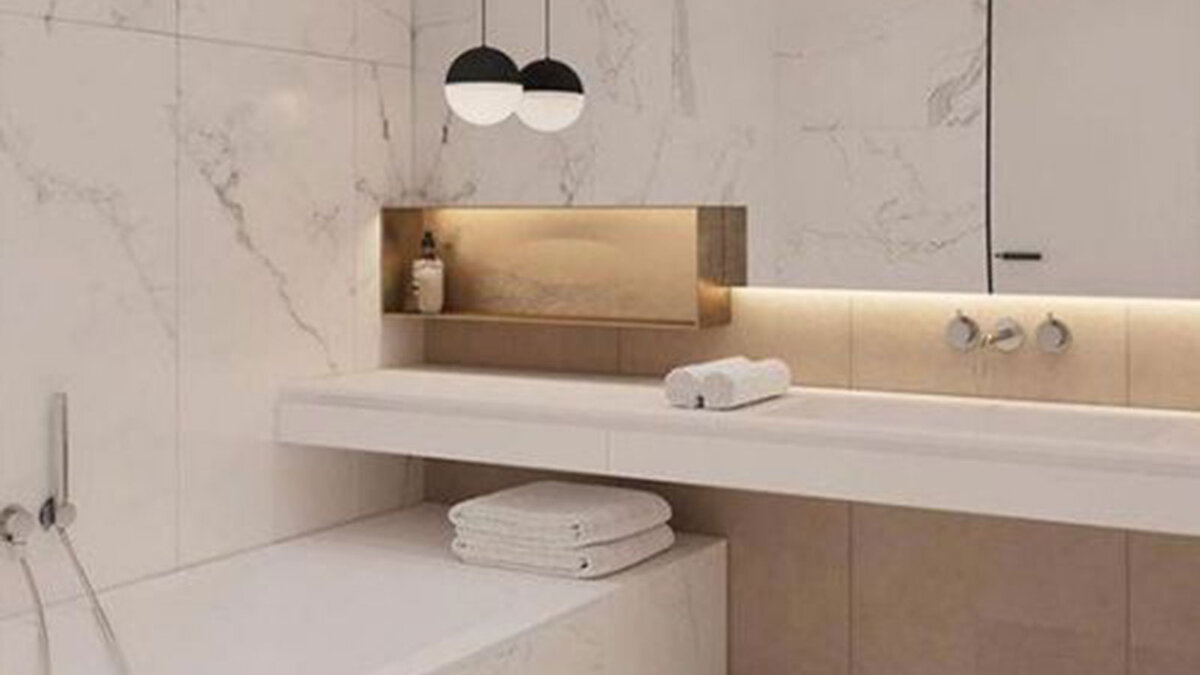 Маленькая ванная комната. Обустройство ниши с подсветкой.