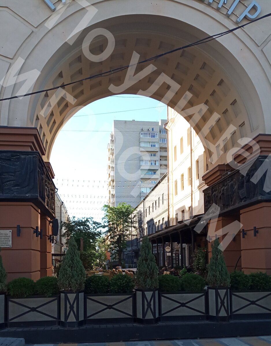 Также, во время нашей прогулки обратили внимание вот на эту арку. Нам очень понравилось.