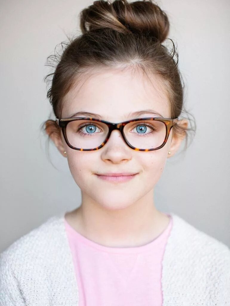 В последнее время у молодежи даже в моду вошло носить очки. 