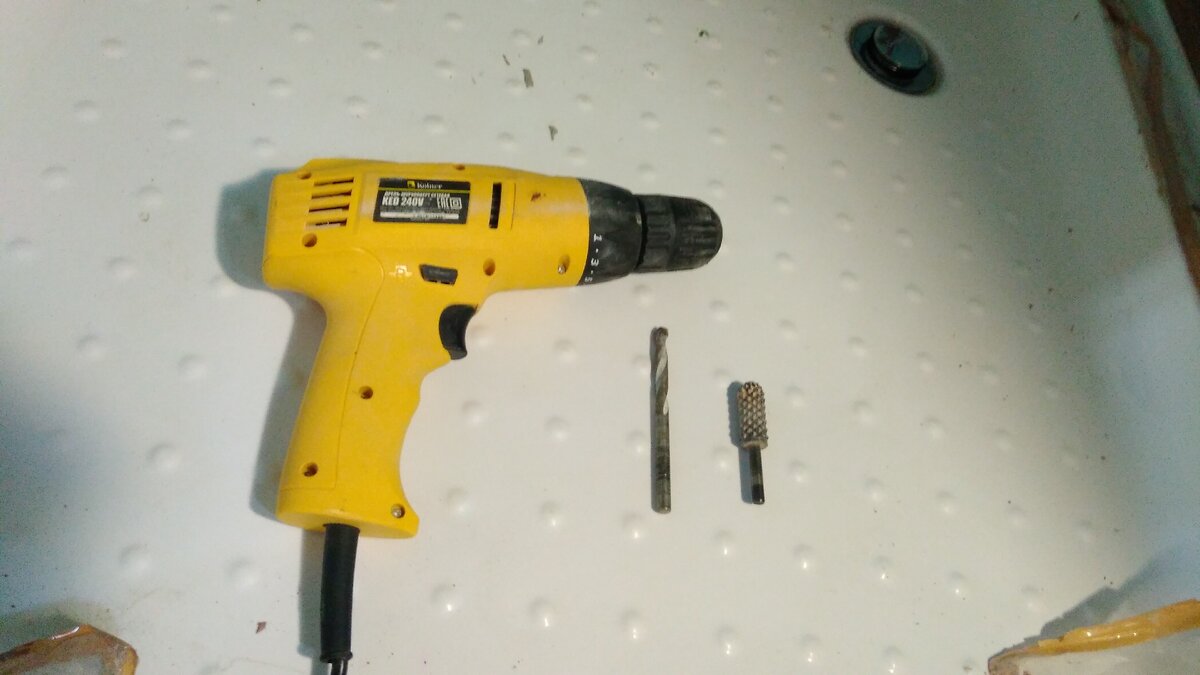 Шуруповерт, сверло по бетону и та самая фреза, похожая на древнерусскую булаву :)))