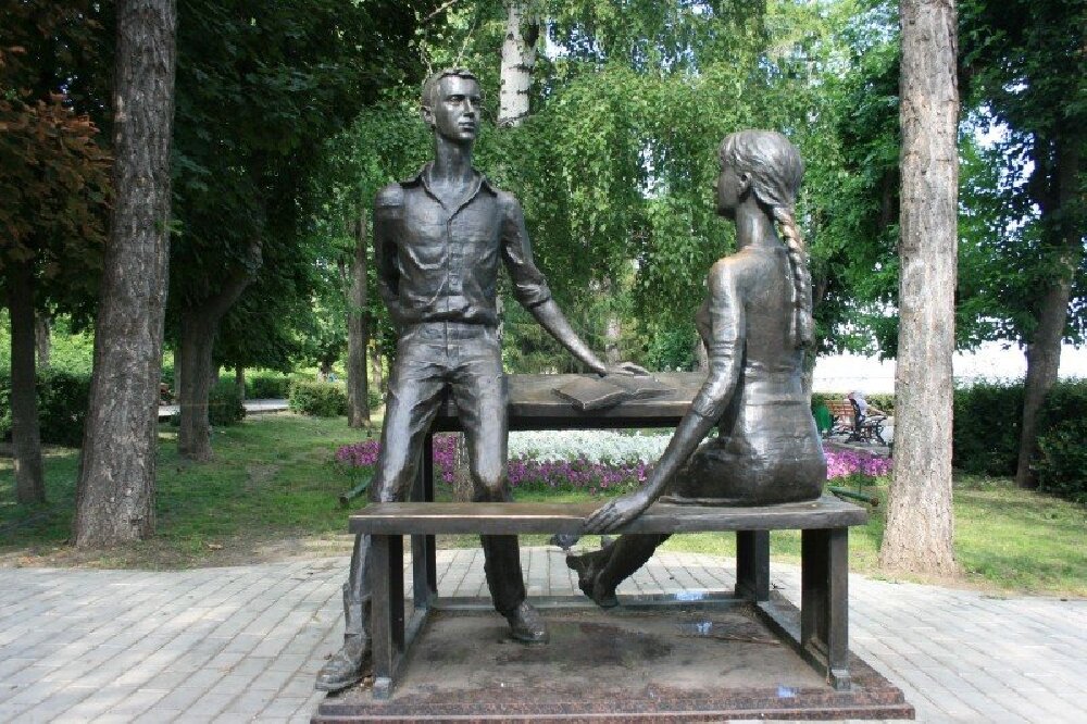 Памятник бесчувственной женщине картинка