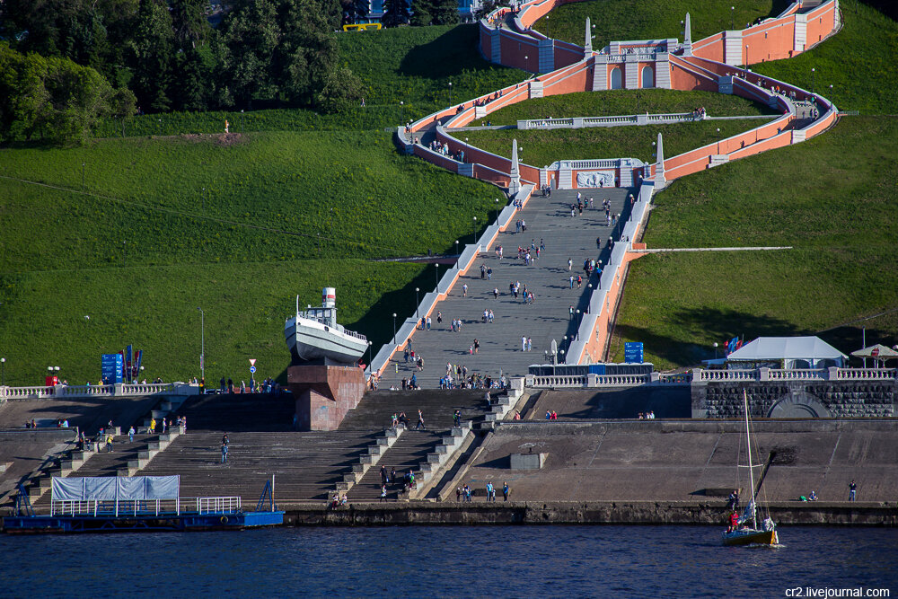 Покажи нижегородскую. Город Спутник Нижнего Новгорода. Ширина Волги в Нижнем Новгороде у Чкаловской лестницы. Чкаловская лестница взгляд на Волгу. Рельеф Нижнего Новгорода.