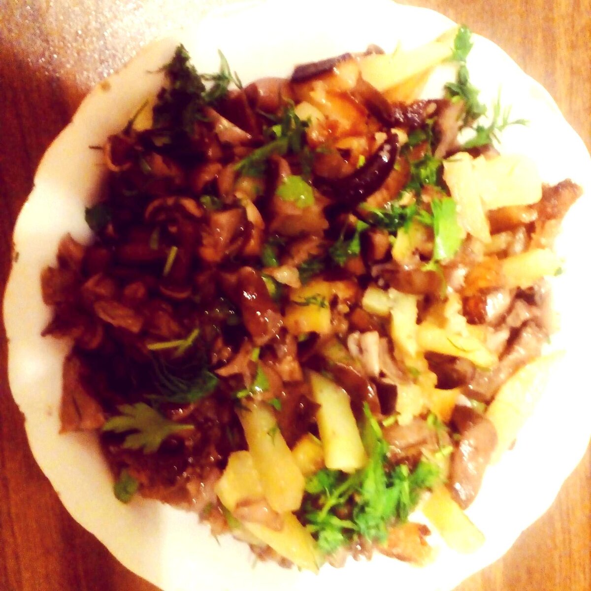 Вас скорее всего удивит такое название блюда))), но оно возникло после случая с моим знакомым, который отведал его у меня дома.  Он уверял, что первый раз ест грибы с картошкой, чему я была очень удивлена, как так может быть?  Несколько раз он мне повторил... услышь меня, я ел не картошку с грибами, а грибы с картошкой !!!!  Только тогда я поняла, что обычно у него было много картошки, а не грибов, как у меня. Теперь только  так мы называем это блюдо!