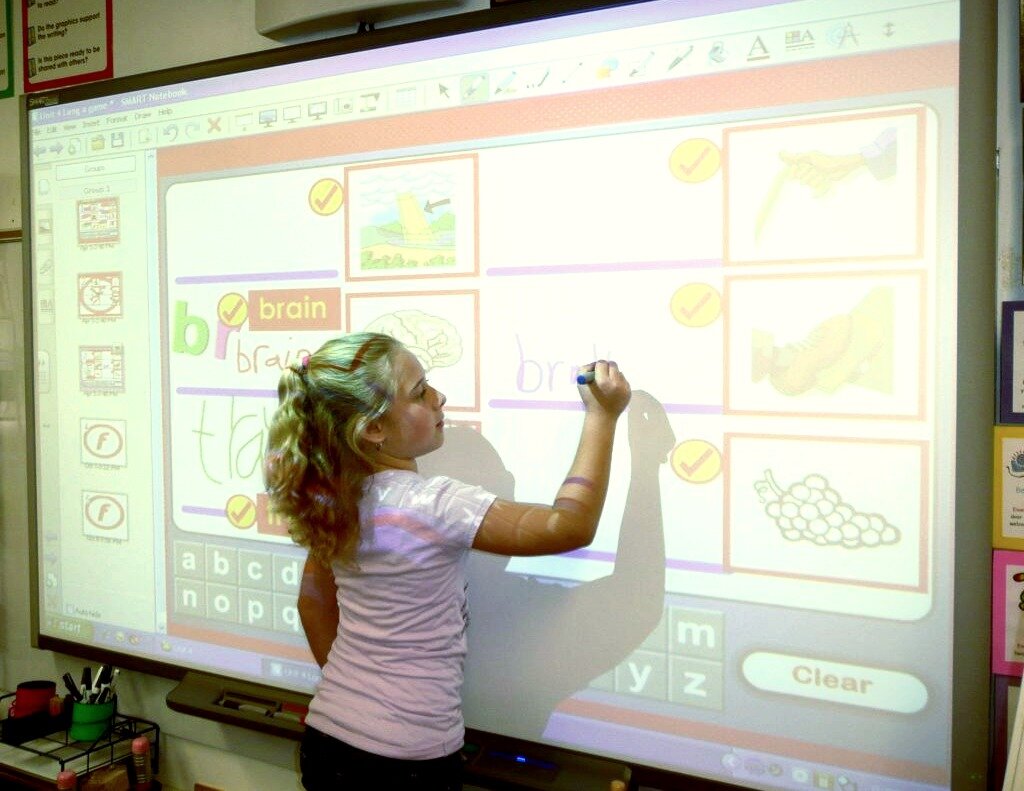 Для четкого изображения на  проекционном экране или интерактивной доске нужно более темное помещение