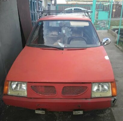 Цены поддержанных автомобилей начинаются с 15000 рублей. В предложениях часто пишут, что машина на ходу и не нуждается в ремонте. Но фотографии заставляют сомневаться в этом. Выставленные на продажу модели изобилуют битыми и прогнившими кузовами. Брать такое ржавое и мятое корыто целесообразно исключительно себе на запчасти и для их продажи. Если машина требуется для езды, то сразу придется дополнительно в нее вкладываться. Как минимум заменить все фильтры и рабочие жидкости.