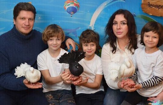 Семья Мотовых (на фото слева): Отец - Илья, старший сын - Федор, средний сын - Серафим, Мама - Екатерина, младший сын - Левушка.