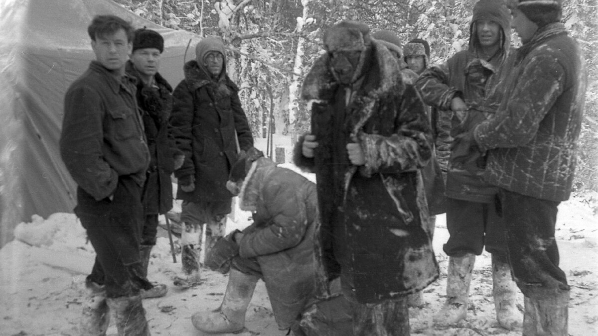 Перевал Дятлова. Поисковики очищаются от снега.