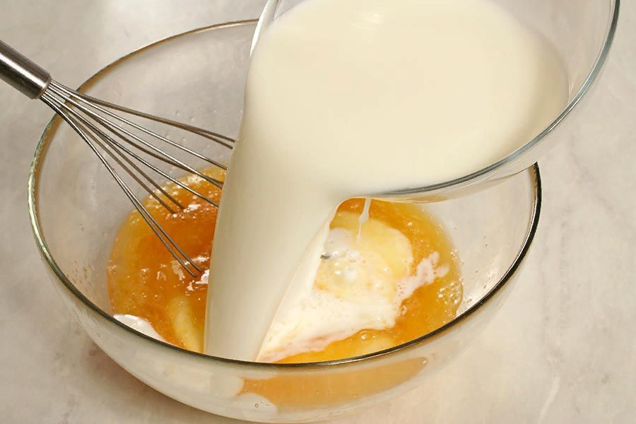 Взбитое растительное масло. Взбитые яйца с молоком. Взбивание яиц. Вливаем сливки взбитые яйца. Взбить яйца с сахаром и молоком.