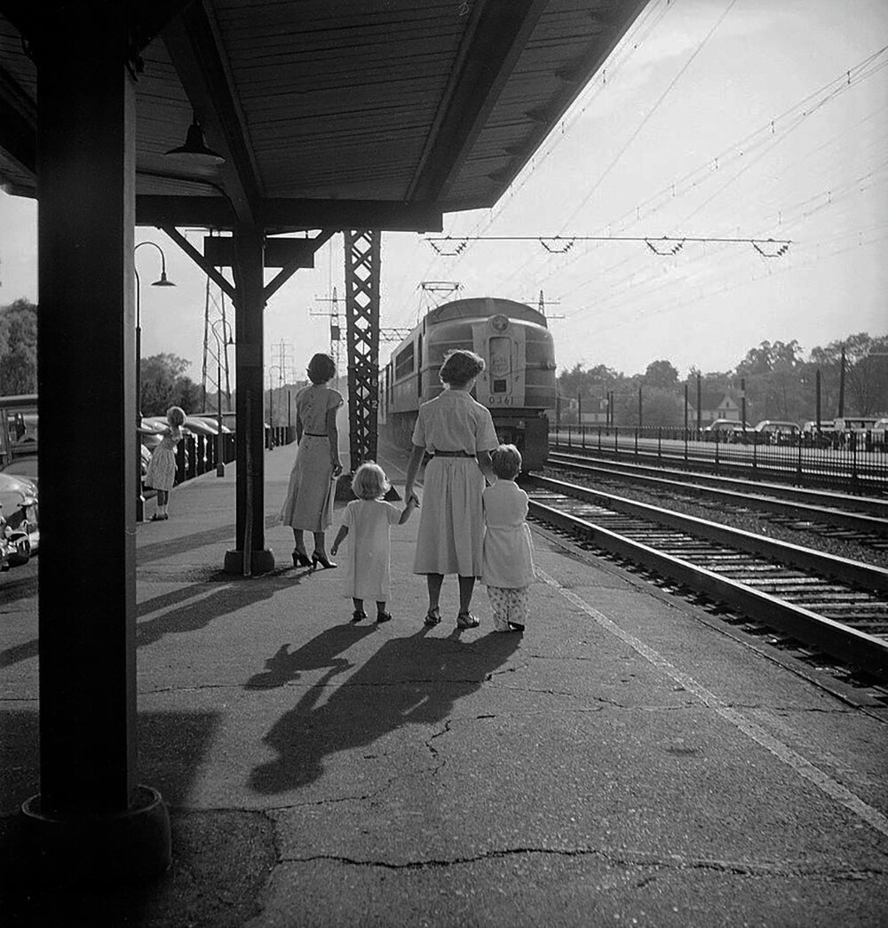 Nina Leen   Charles Hoffman’s family waiting for his train, Darien, Conn., 1949
