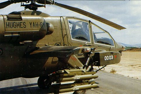 Прототип AV-03 с макетами ракет Hellfire. Видна управляемая поверхность задней кромки крыла, использовавшаяся на первых AH-64. Позднее от её использования отказались.