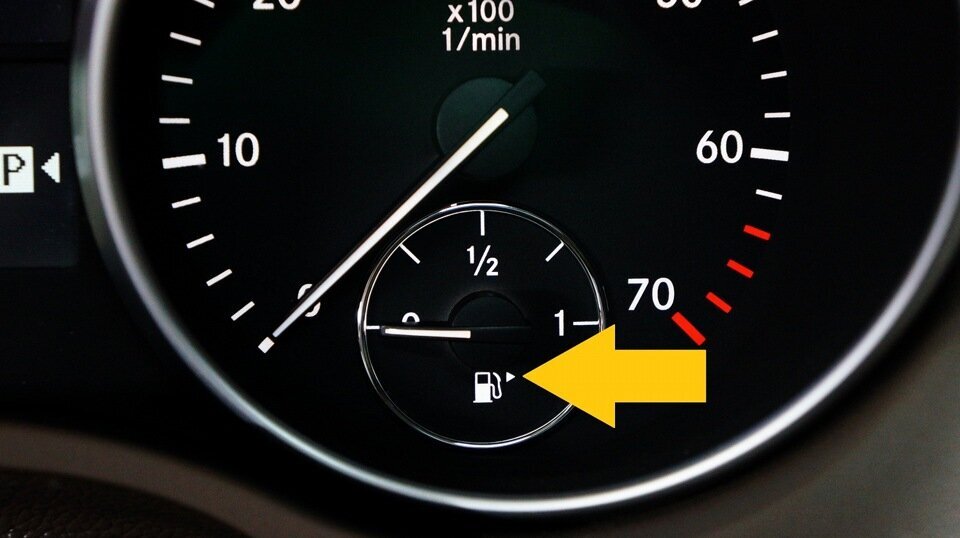 Фото стрелки которая показывает с какой стороны бензобак