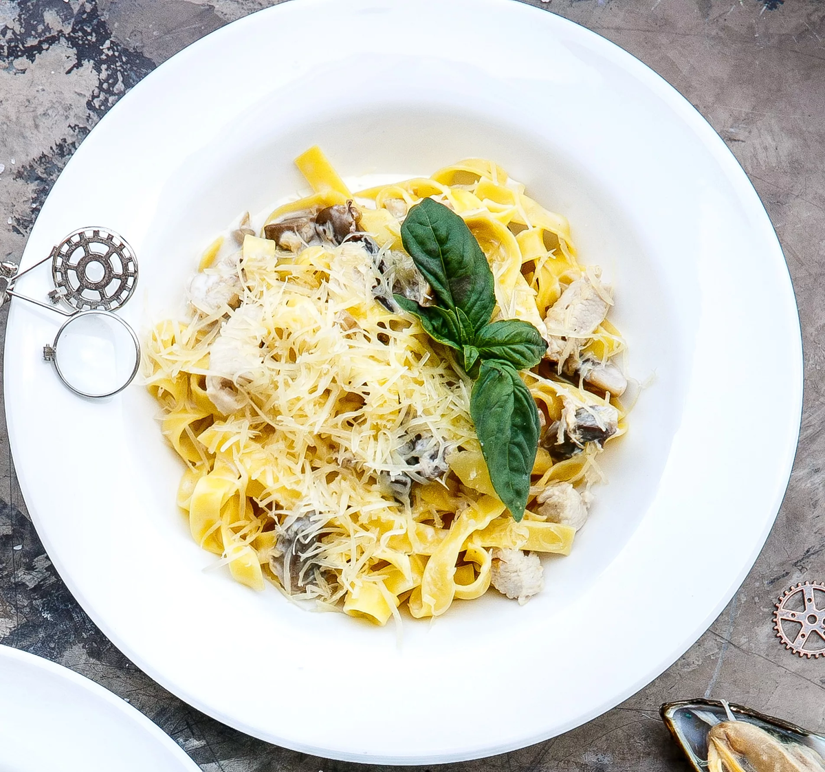 
 Соус «Альфредо»: классический рецепт Готовить пасту и соус необходимо одновременно. При смешивании оба эти ингредиента должны быть горячими. Готовый соус можно налить на пасту, а лучше саму пасту выложить в сковородку с соусом и хорошенько перемешать, так будет вкуснее.