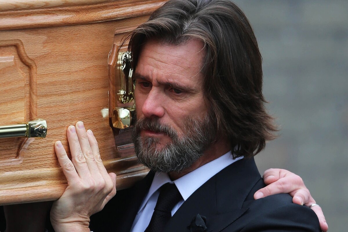 Джим Керри на похоронах своей жены Катрионы Уайт