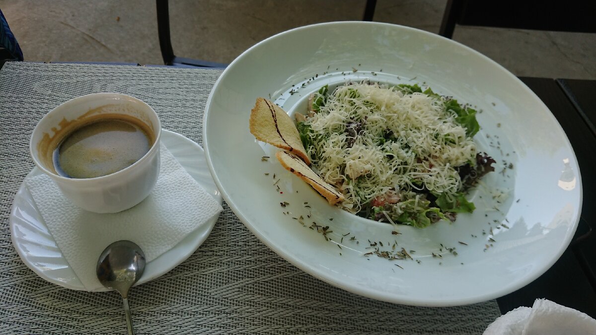 Салат цезарь и кофе