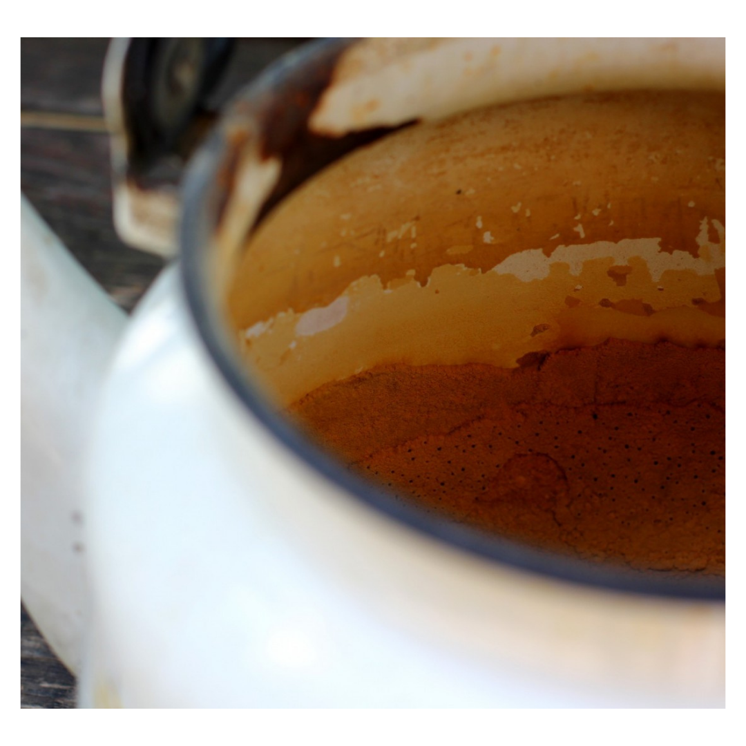 Осадок на посуде после кипячении воды из скважины. 