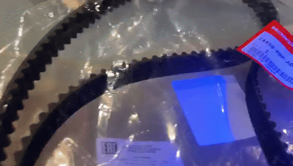 Сравнение: Ремень ГРМ якобы из Америки (подделка) и рычаг из Японии (буква H выделятся)