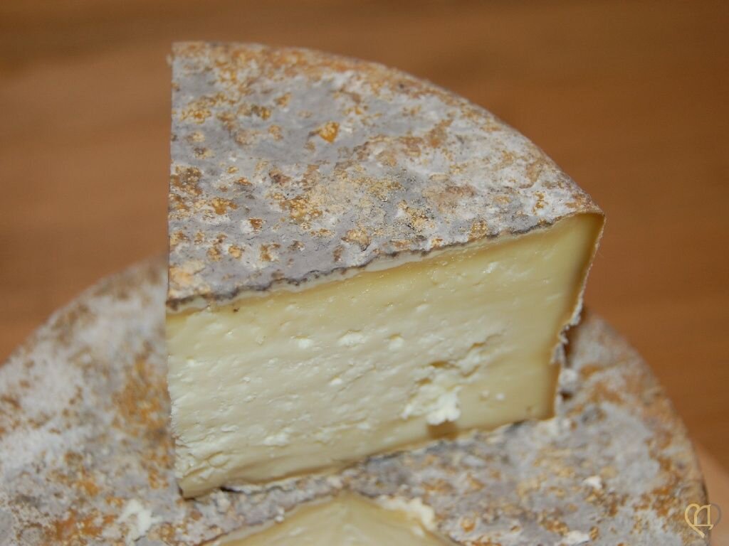 сыр с плесенью, но её потом уберут, это не камамбер и не бри