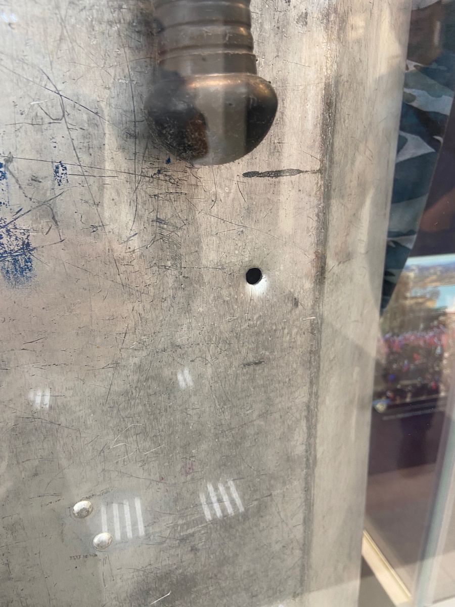 Отверстие от пули  в щите ОМОНовца 