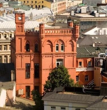 С обратной стороны совершенно другой облик