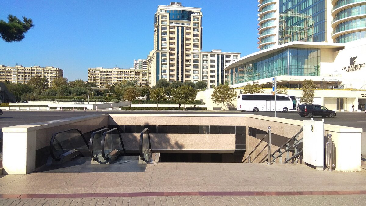 Подземный переход через проспект Нефтяников. За моей спиной - Морской вокзал. В переход спускаться не будем, просто повернем по проспекту направо в сторону Бульвара Белого Города. Но переходы - отдельная тема, позднее.