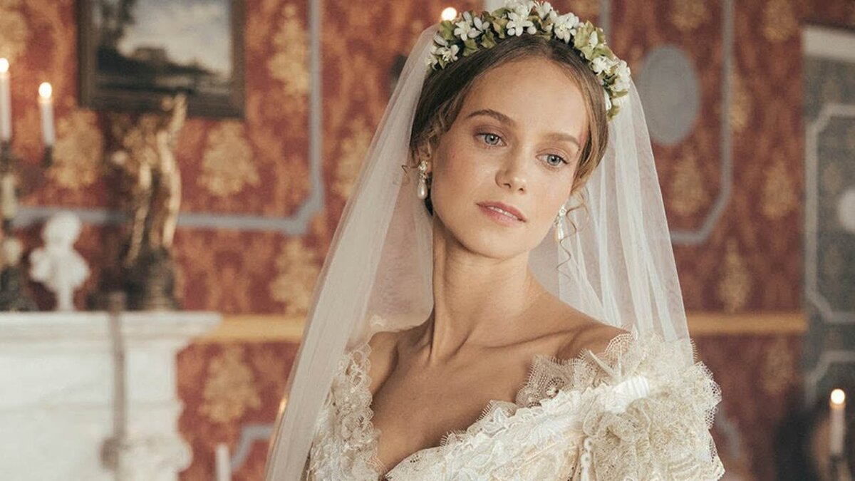 Кадр из сериала "Крепостная"