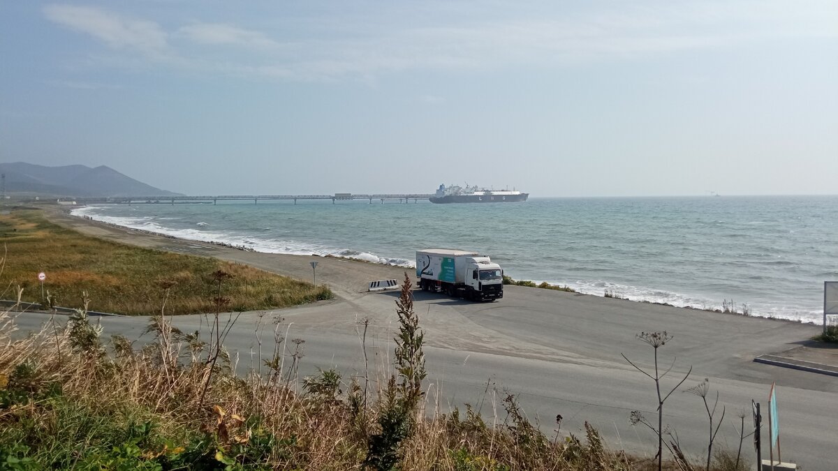 Газовоз, заправляющий газом автомобили и танкер, заправляющий газом города