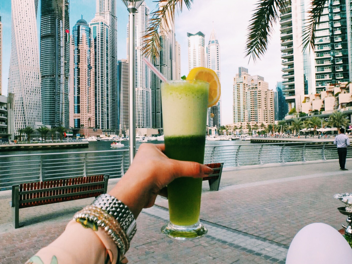 Напитки в дубае. Арабы мужчины общаются кушают. Кофейная церемония в объединенных арабских эмиратах. Алкоголь в оаэ. Saudi man training.