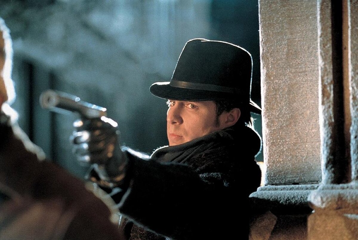 Через годы, через расстоянья, / На любой дороге в стороне любой / ЦРУ не скажешь "До свиданья!.." / ...Но оно прощается с тобой. 