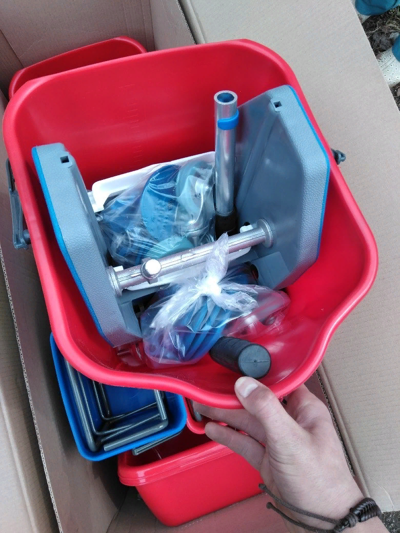 Поставляются они в разобранном виде. 