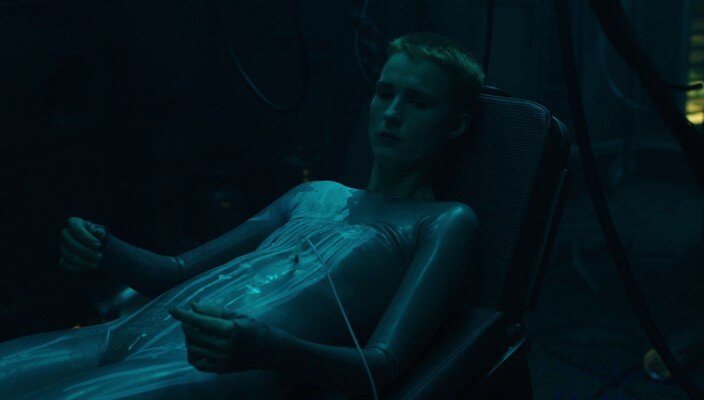 Она нашла там поврежденные андроиды и переливает в себя их "кровь".