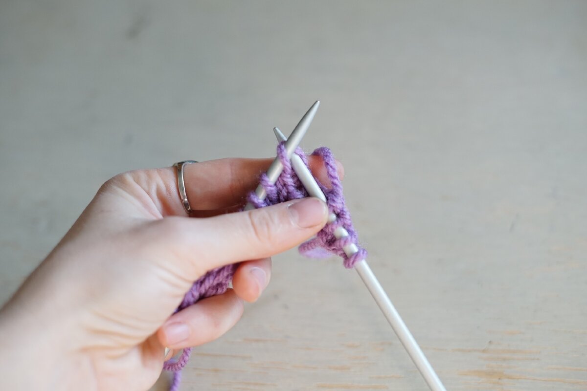 Вводим спицу в петлю между первой спицей и задней(дальней) стенкой петли.
