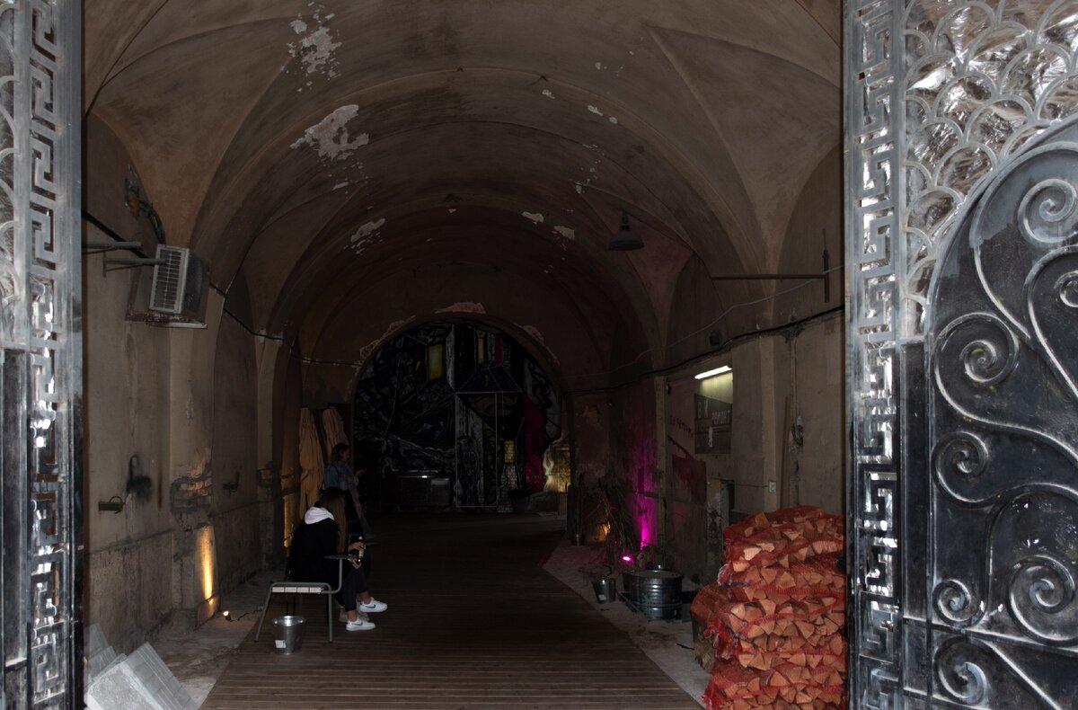 Вход в «Страшновато». Снимок был сделан со вспышкой. В реальности в этой арке ещё темнее