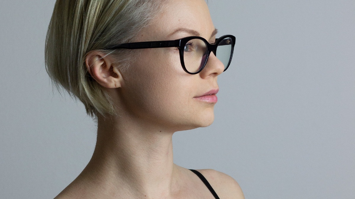 После. Выбрала фото правой стороны лица, так она у меня наиболее пострадавшей после солнечного ожога. Здесь еще очень хорошо видно, что и вторая носогубная складка пропала. Совсем пропала, я если четно это заметила только сейчас.