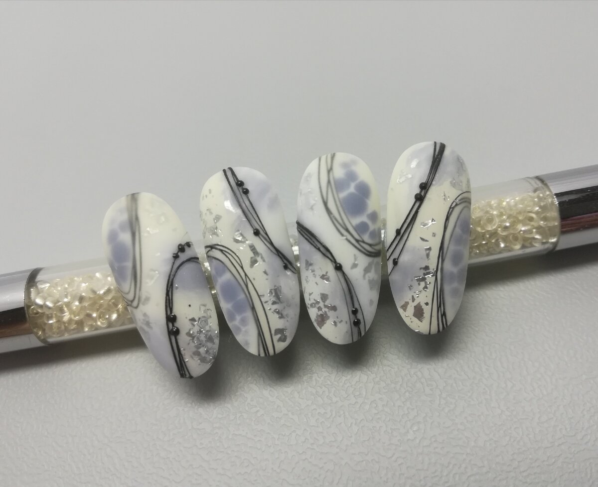 Абстрактный дизайн ногтей с использованием серо-голубого  гель-лака, матового топа, паутинки и серебряных блёсток. 