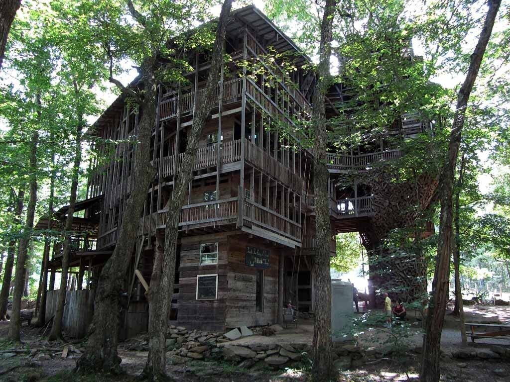 Дом построенный в 90-х, а в 2013 был занесен в Книгу Рекордов Гиннеса как самый большой дом на дереве.