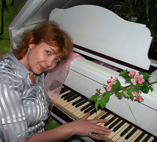 Фото из личного альбома. В санатории "Сосновка". За белым роялем... На музыкальных инструментах не играю, но... эта песня ищет исполнителя. 